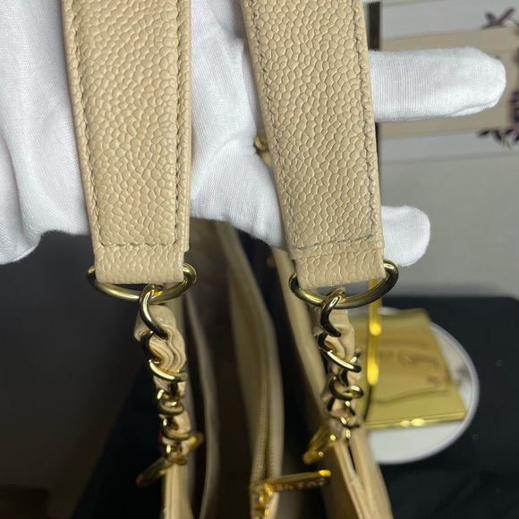 Authentic
CHANEL
BEIGE QUILTED CAVIAR GRAND SHOPPING TOTE (GST) - Picture 6 of 12